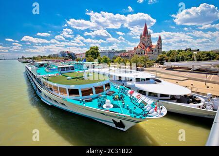 Vienna. Franz von Assisi chiesa e crociera fluviale sul Danubio nella vista di Vienna Foto Stock