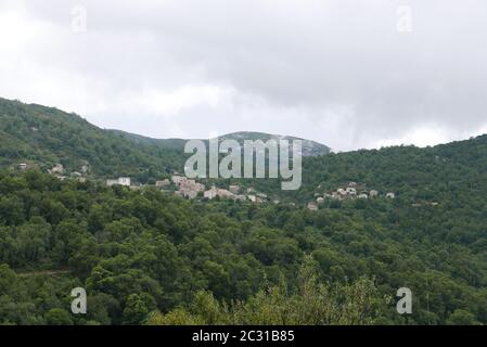 Vacanze nella Corsica del Sud. Scoprite i paesaggi montani di questa splendida regione della Francia Foto Stock