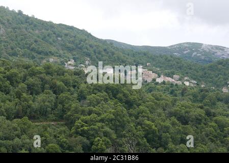 Vacanze nella Corsica del Sud. Scoprite i paesaggi montani di questa splendida regione della Francia Foto Stock