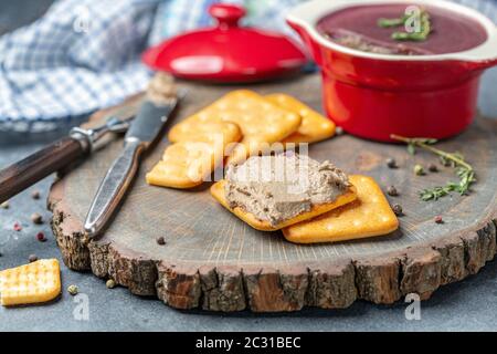 Pate di fegato di pollo fatto in casa con gelatina di ciliegia. Foto Stock