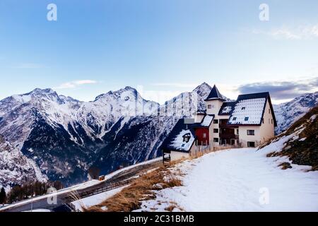 Vista sul villaggio alpino e la catena montuosa con alte vette innevate, Les deux Alpes, Alpi francesi Foto Stock