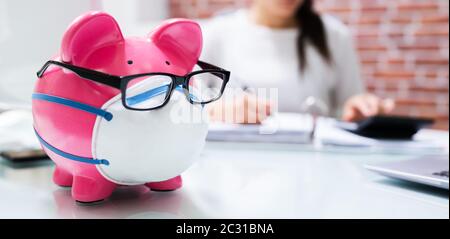Risparmia denaro Piggybank, budget e audit finanziario Foto Stock