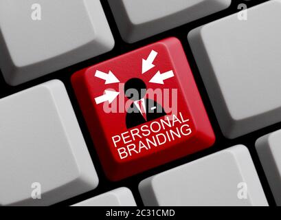 Tastiera per computer con uomo d'affari e frecce che mostrano il Branding personale Foto Stock