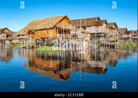 Villaggio galleggiante al Lago Inle, Myanmar Foto Stock