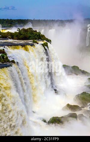 Enorme complesso di cascate Iguazu Foto Stock