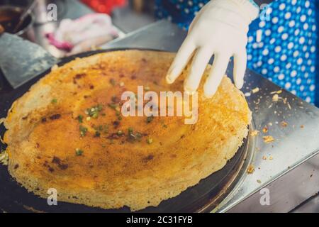 Preparare pancake salati in Cina Foto Stock