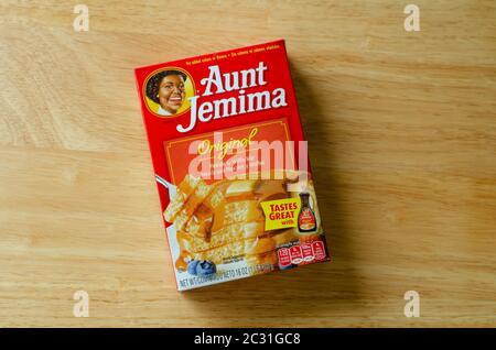 Scatola di zia Jemima Pancakes originale e waffle mix con informazioni in spagnolo. Quaker Oats ha annunciato Aunt J. Foto Stock