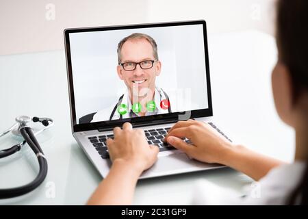 Medico medico che tiene la video conferenza in linea di eLearning Foto Stock