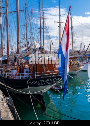 Navi alte nel porto di Rosmeur nella città di Douarnenez, Finistere, Bretagna, Francia Foto Stock