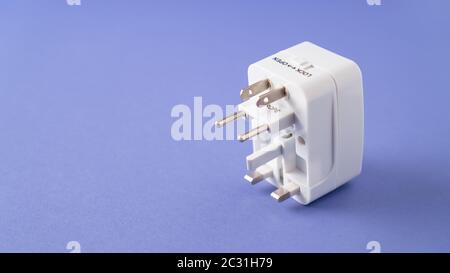 Adattatore universale internazionale universale per la spina CA da viaggio AU UK USA EU. Presa universale multi. Doppia porta USB. Foto Stock