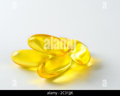 Omega 3 capsule di olio di pesce isolate su bianco Foto Stock