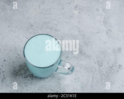 latte di pisello o latte di spirulina blu Foto Stock