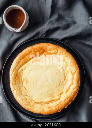 Cheesecake classico sul tavolo. Vista dall'alto Foto Stock