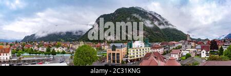 Panorama aereo della Città Vecchia di Interlaken, importante centro turistico nelle Highlands bernesi, Svizzera Foto Stock