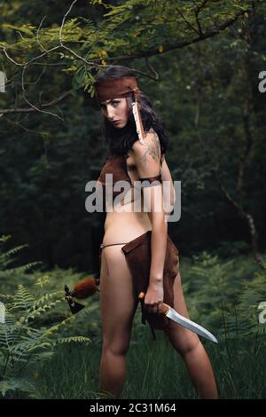 Donna guerriera indiana con coltello e tomahawk Foto Stock