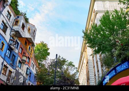 Vista sui famosi edifici Hundertwasser di Vienna, Austria Foto Stock