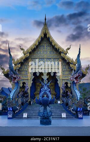 Wat Rong Suea Ten, Tempio Blu a Chiang Rai, Thailandia Foto Stock