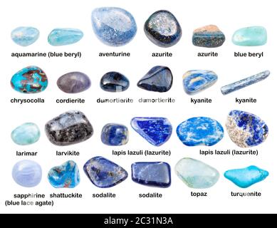 collage di varie gemme blu con nomi (shattuccite, kyanite, topaz, lazurite, turquenite, aquamarine, dumortierite, sodalite, larvikite, larima Foto Stock