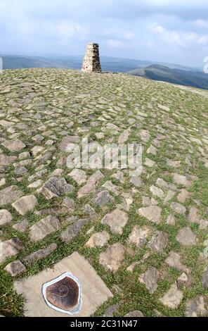 Punto di pietra a tre sulla MAM Tor a Castleton nel Derbyshire Peak District National Park Foto Stock