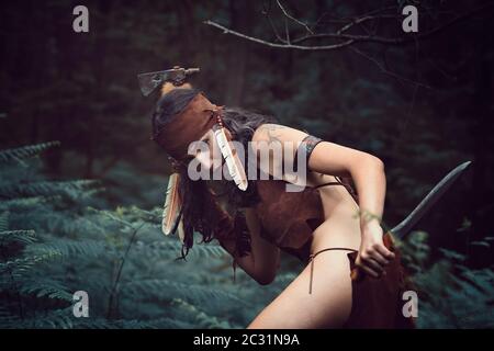 Donna guerriera nativa americana con coltello e tomahawk Foto Stock