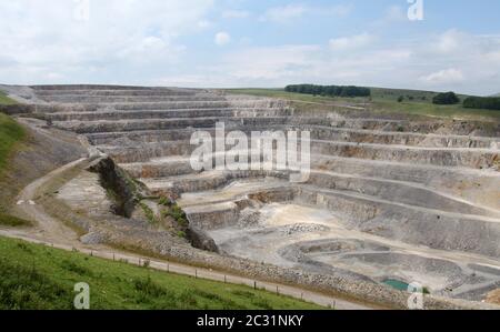 Cava di calcare Breedon a Hope nel Peak District National Park dalla piattaforma di osservazione visitatori Foto Stock