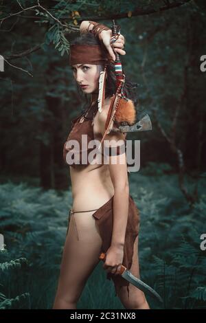 Donna guerriera americana nativa con coltello e tomahawk Foto Stock