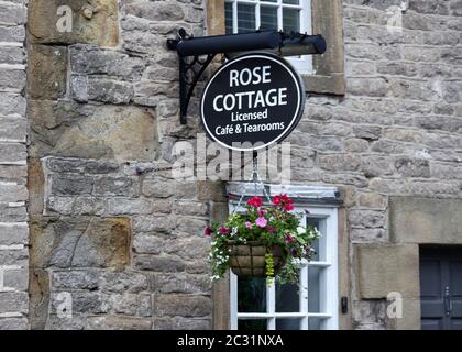 Segno a Rose Cottage tearooms nel villaggio popolare Derbyshire Peak District di Castleton Foto Stock