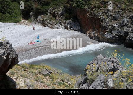 Marina di Camerota - Turista a Cala Bianca Foto Stock