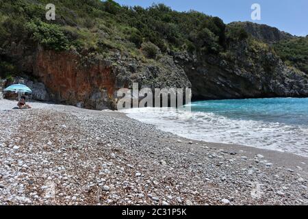 Marina di Camerota - Turista solitaria alla Spiaggia di Cala Bianca Foto Stock