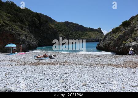 Marina di Camerota - Turisti alla spiaggia di Cala Bianca Foto Stock