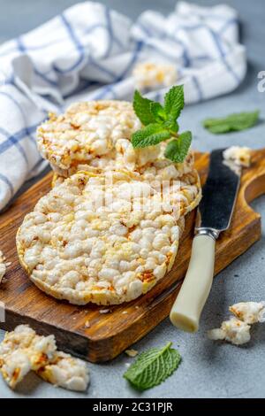 Pane integrale di riso soffiato con limone. Foto Stock