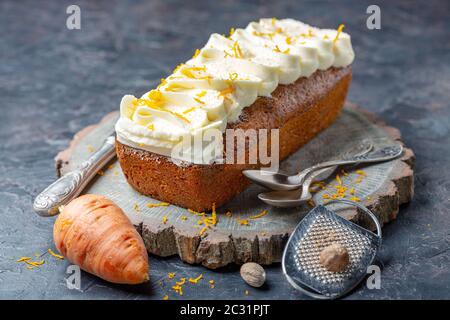 Torta di carote con crema di formaggio di cottage. Foto Stock