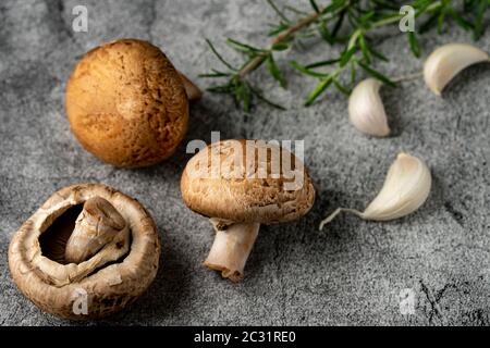 Ingredienti crudi. Funghi, rosmarino e spicchio d'aglio Foto Stock