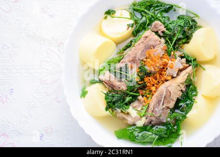 Zuppa di zucca Ivy con cagliata di fagiolo bianco e osso di maiale Foto Stock