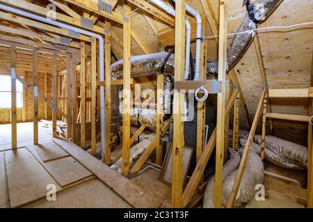 Primo piano di tetto su bastone costruito sotto casa travi costruzione pareti telaio costruito casa Foto Stock