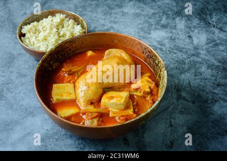 Tradizionale zuppa di kimchi coreana con pollo e tofu morbido Foto Stock