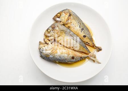 Sgombro fritto su piatto bianco. Pesce fritto profondo Foto Stock
