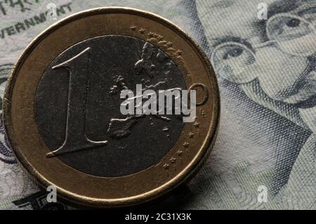 Una moneta da euro sulla valuta indiana Foto Stock