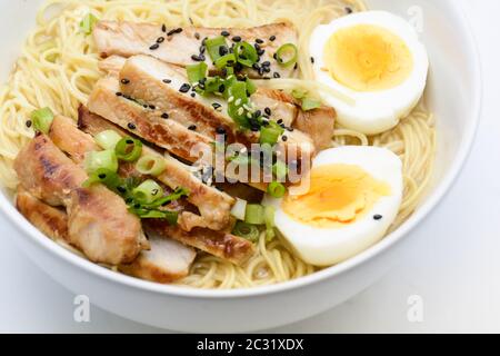 Miso Ramen con uova e maiale, cucina giapponese fatta in casa Foto Stock