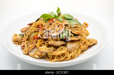 Mescolare le tagliatelle fritte con vongole ed erbe, piatto caldo e piccante Foto Stock