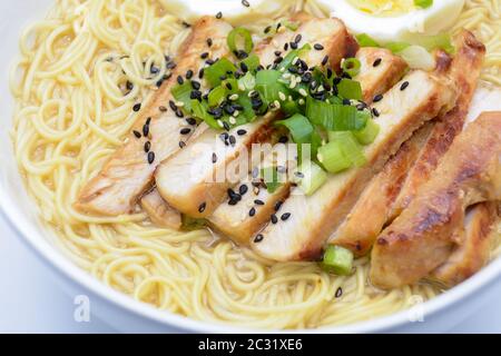 Miso Ramen con uova e maiale, cucina giapponese fatta in casa Foto Stock
