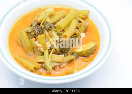 Curry rosso con maiale ventre e Spinach acqua (Gang Tay po), un curry di latte di cocco con dolce, acido e. Foto Stock
