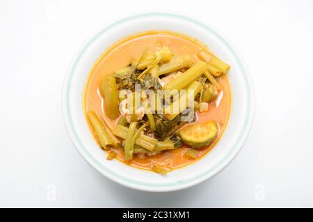 Curry rosso con maiale ventre e Spinach acqua (Gang Tay po), un curry di latte di cocco con dolce, acido e. Foto Stock
