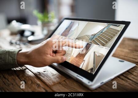 Close-up di un imprenditore il canto Controllo telecamera TVCC filmati sul computer portatile Foto Stock