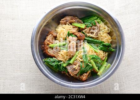 Anatra arrosto con noodle all'uovo Foto Stock