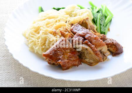 Anatra arrosto con noodle all'uovo Foto Stock