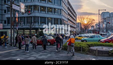 Gente nella strada di Kyoto al tramonto, Giappone Foto Stock