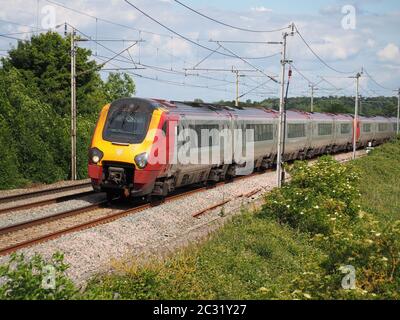 Un Super Voyager Classe 221 della costa occidentale Avanti alimenta la linea principale della costa occidentale vicino a Blisworth, Northamptonshire Foto Stock