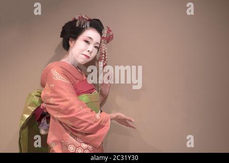 Clipping ragazza giapponese geisha maiko in rosso kimono coifed capelli coca con motivi di rosso e bianco Foto Stock