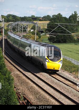 Avanti West Coast Class 390 Pendolino alimenta la West Coast Main Line a Blisworth, Northamptonshire Foto Stock